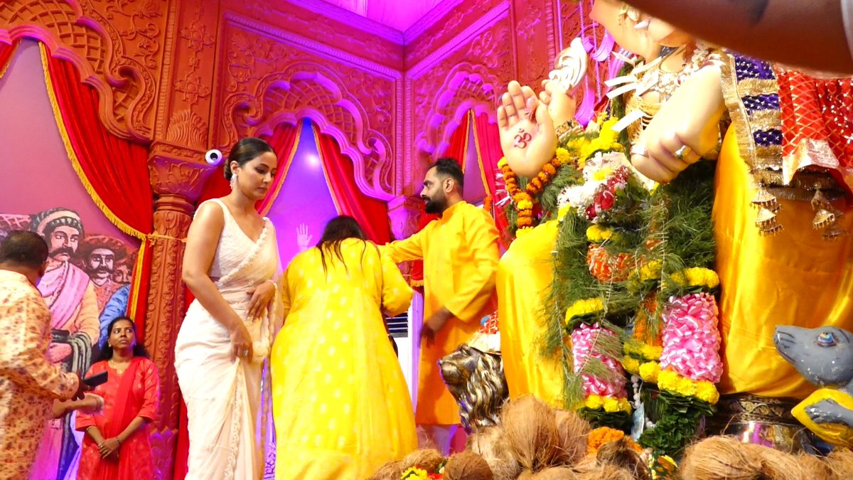 Hina Khan Came To Seek Blessings At AndheriCha Raja For Her Upcoming Song 'Barsaat Aa Gayi'

Video Link - youtu.be/eb-f9F6dzTE

#HinaKhan #GaneshChaturthi2023 #ganeshachaturthi #ganeshutsav #ganapatibappamorya #Ganapati #Bappa #ganeshachaturthi #andhericharaja