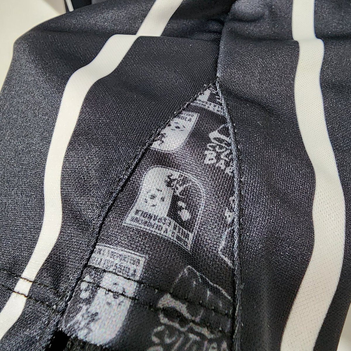 cabezamartini's tweet photo. 🔴🟡🔴🟡

Villa Española con alma y vida, yo te dedico esta canción.

Camiseta homenaje a la democracia corinthiana de Sócrates, de @VillaEspOficial. Pieza divina del Villa y la cultura de barrio.

Subasta a beneficio de @clubgoesoficial. Finaliza el domingo a las 12.

Sin base. https://t.co/AkkMXGIbIe