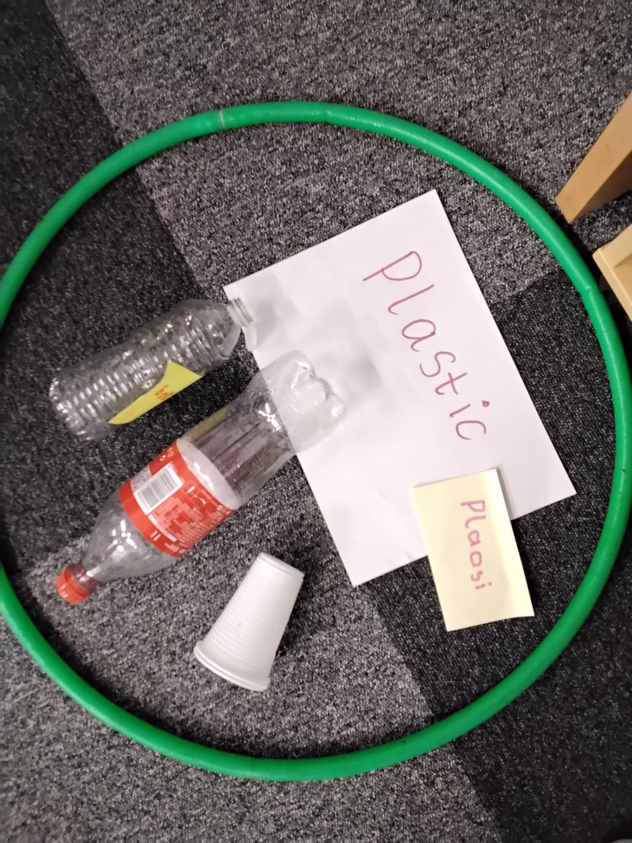 MarlboroughPrim's tweet photo. Year 1 Science we are grouping materials together. #EverydayMaterials https://t.co/uxOvQxrEsW