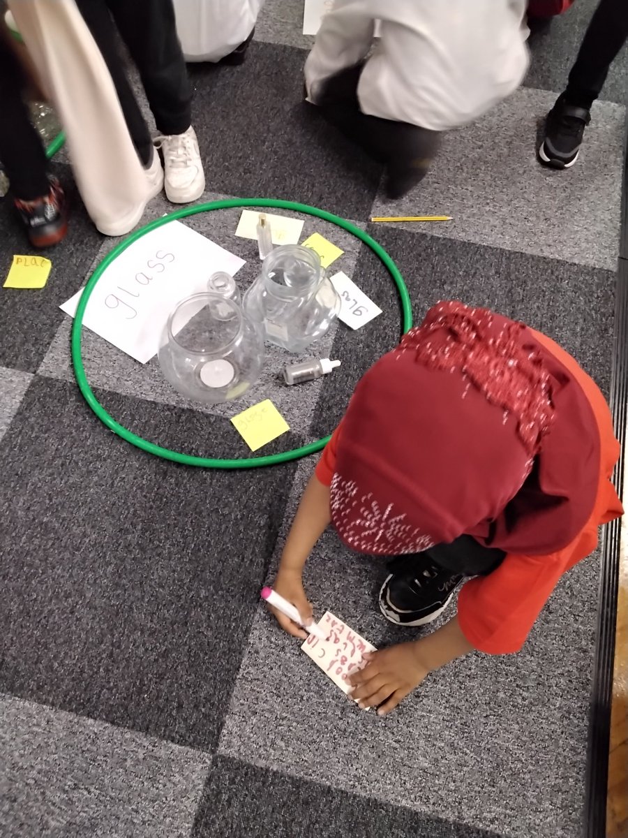MarlboroughPrim's tweet photo. Year 1 Science we are grouping materials together. #EverydayMaterials https://t.co/uxOvQxrEsW
