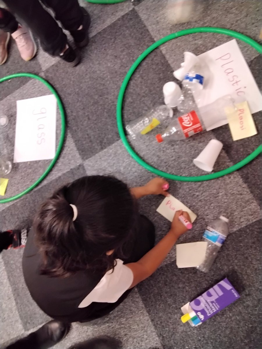 MarlboroughPrim's tweet photo. Year 1 Science we are grouping materials together. #EverydayMaterials https://t.co/uxOvQxrEsW