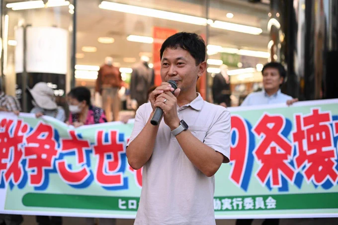 横断幕の前でうったえる大平。