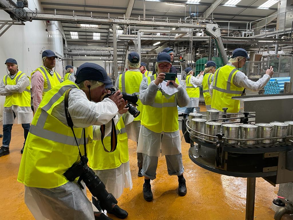UNILET_Interpro's tweet photo. 📷 Du champ à l'assiette : les  journalistes découvrent désormais les coulisses d'une conserverie de  légumes ! Ce site breton est spécialisé dans la fabrication de trois  types de produits : les conserves mono légumes, les mélanges de légumes  et les produits bio. 1/2 https://t.co/b3b4FgVD1V