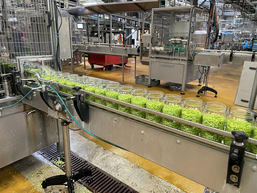 UNILET_Interpro's tweet photo. 📷 Du champ à l'assiette : les  journalistes découvrent désormais les coulisses d'une conserverie de  légumes ! Ce site breton est spécialisé dans la fabrication de trois  types de produits : les conserves mono légumes, les mélanges de légumes  et les produits bio. 1/2 https://t.co/b3b4FgVD1V