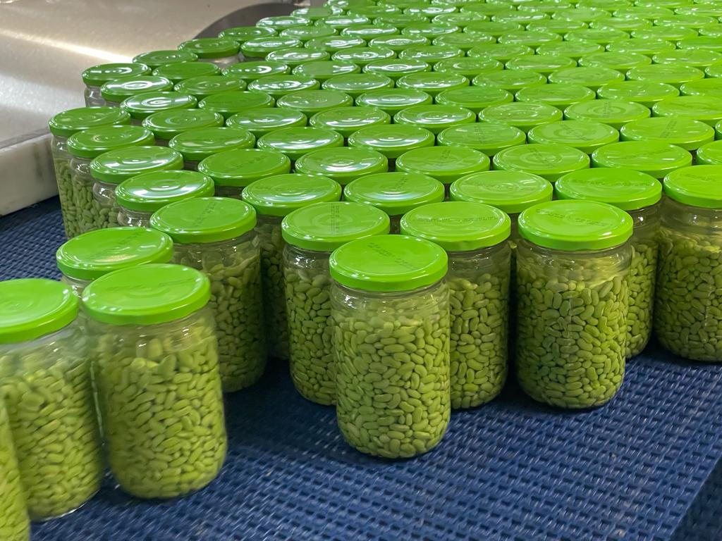 UNILET_Interpro's tweet photo. 📷 Du champ à l'assiette : les  journalistes découvrent désormais les coulisses d'une conserverie de  légumes ! Ce site breton est spécialisé dans la fabrication de trois  types de produits : les conserves mono légumes, les mélanges de légumes  et les produits bio. 1/2 https://t.co/b3b4FgVD1V