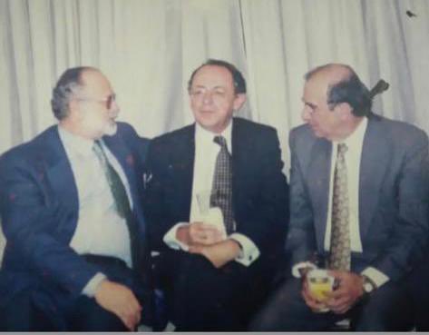 DeLaCalleHum's tweet photo. Ha muerto Hernando Yepes. Inolvidable fotografía. Hernando, pensador. Augusto León Restrepo, escritor y periodista. Y este amigo eterno. https://t.co/UI4AYPV8Yl