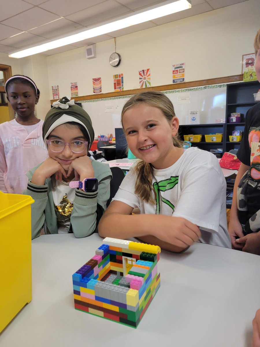 TroyTechCoaches's tweet photo. @TCSD PS18 Grade 4 planning, designing &amp; creating with @LEGO_Group @LEGO_Education https://t.co/DcU4WiKmhu