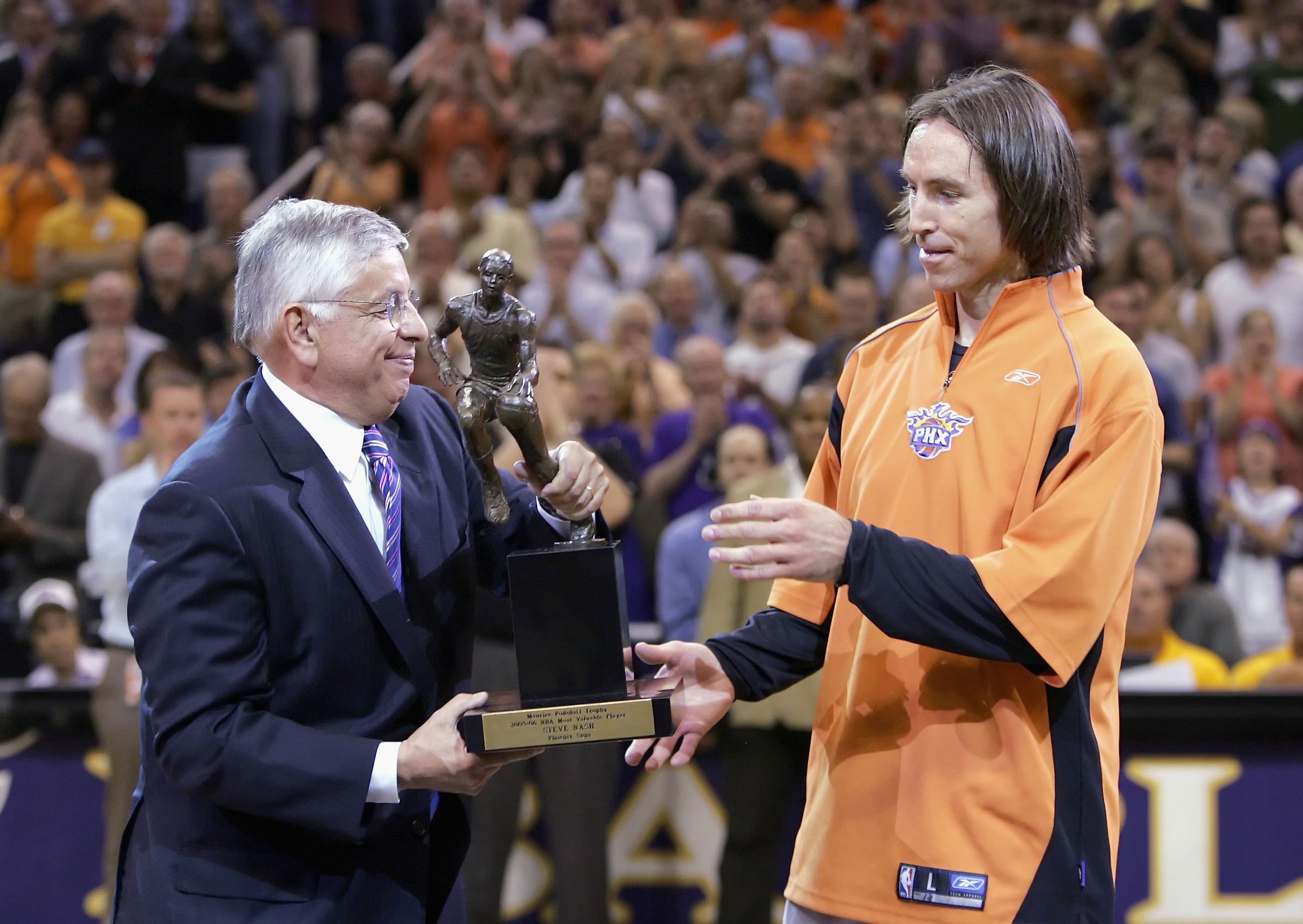 Steve Nash qui reçoit son trophée de MVP des mains de David Stern