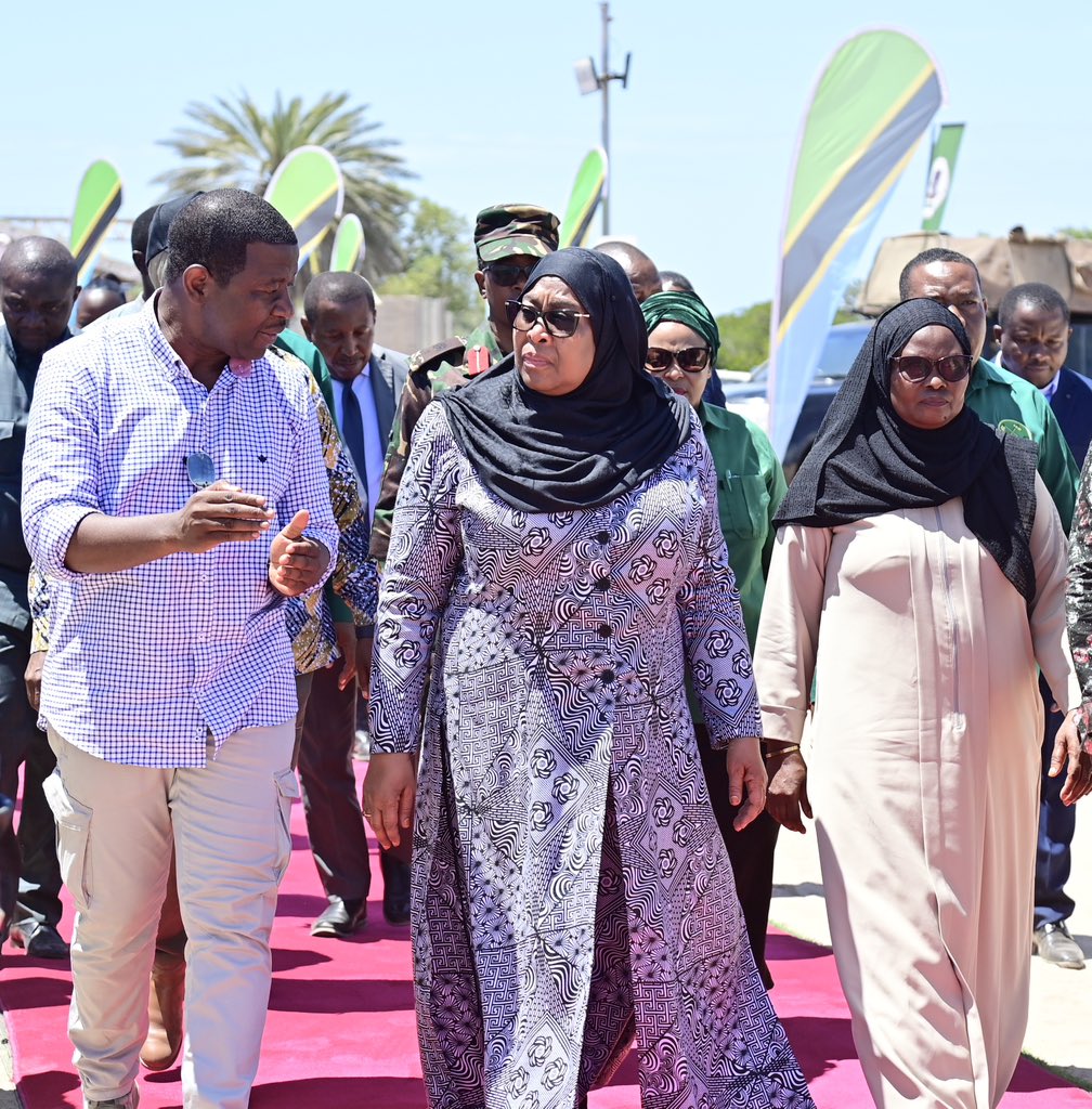 MusaJabil's tweet photo. Rais wa jamuhuri ya Muungano wa  Tanzania Mh Dkt Samia Suluhu Hassan akiambatana na waziri wa mifugo na uvuvi mara baada ya uwekaji wa jiwe la msingi ujenzi wa Bandari ya Uvuvi kilwa masoko mkoani Lindi leo tarehe 19 septemba 2023 https://t.co/g27MpquA93