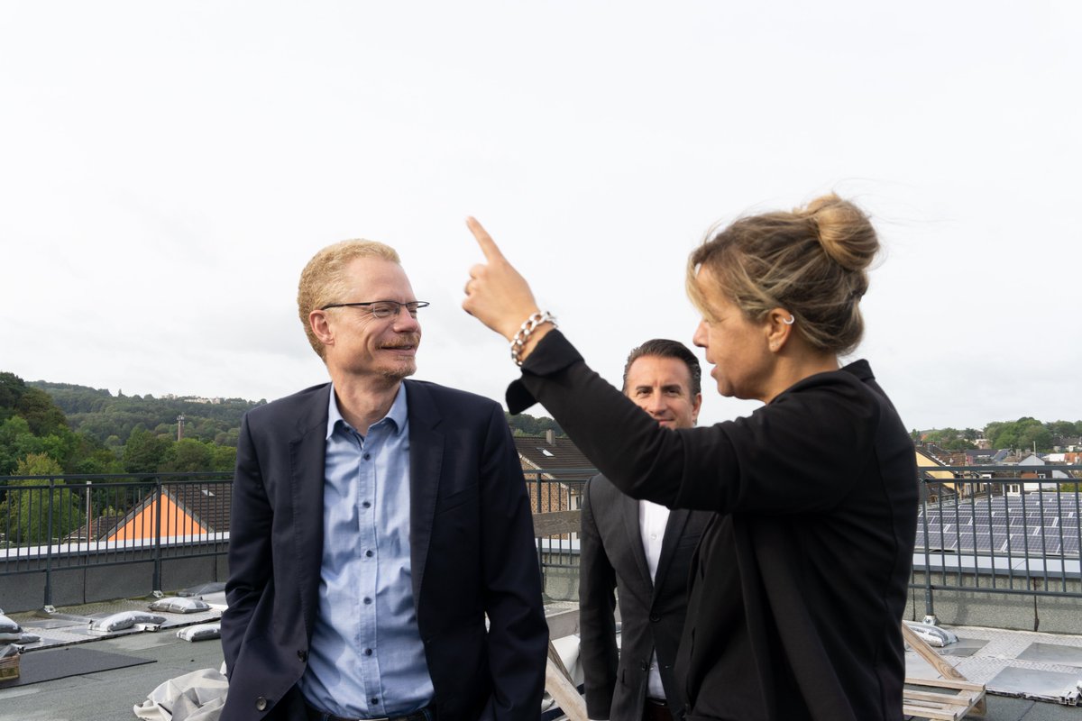 naturstrom_AG's tweet photo. Wie die urbane #Energiewende gelingt, haben in Wuppertal NRW-Ministerin @monaneubaur, OB @UweSchneidewind und @C_Mildenberger (@LEE_NRW) erfahren. Die #Klimaschutz-Siedlung Alte Dorfstraße vereint unseren #Mieterstrom mit #Solarthermie und #EMobilität. 🤝

https://t.co/oDFZisveTh https://t.co/k7jGKMIs59