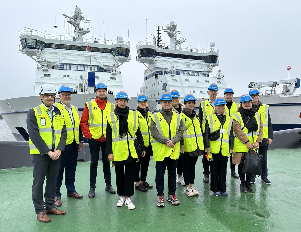 Omistajaohjausosasto pääsi tänään tutustumaan ⁦<a href="/ArctiaLtd/">Arctia Ltd.</a>⁩ toimintaan ja jäänmurtajiin. Jäänmurtajien elinkaari on 40-60 vuotta, ja ne ovat liikenteessä noin 3 kk vuodessa. Kiitos mielenkiintoisesta vierailusta ⁦<a href="/MaunuVisuri/">Maunu Visuri</a>⁩ &amp; Co!