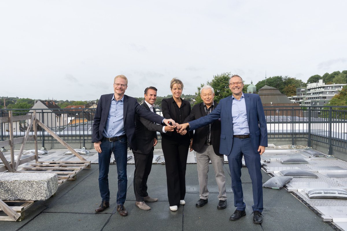 naturstrom_AG's tweet photo. Wie die urbane #Energiewende gelingt, haben in Wuppertal NRW-Ministerin @monaneubaur, OB @UweSchneidewind und @C_Mildenberger (@LEE_NRW) erfahren. Die #Klimaschutz-Siedlung Alte Dorfstraße vereint unseren #Mieterstrom mit #Solarthermie und #EMobilität. 🤝

https://t.co/oDFZisveTh https://t.co/k7jGKMIs59