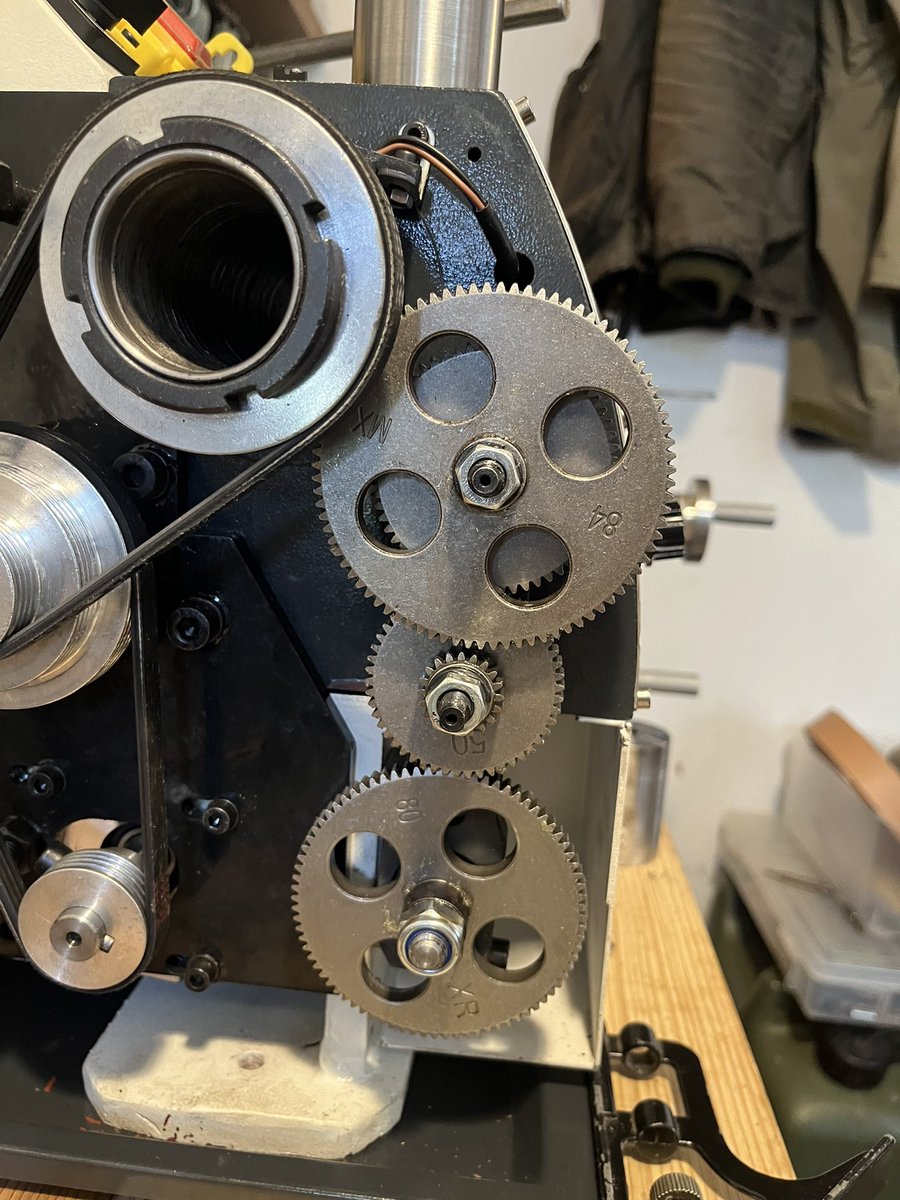 kusamao's tweet photo. 中華旋盤の自動送りを電動化してめちゃくちゃ使いやすくなった。が、刃物台にもモーター付けてCNC化したくなってきました
#wm210v https://t.co/lpkbvzyzVK