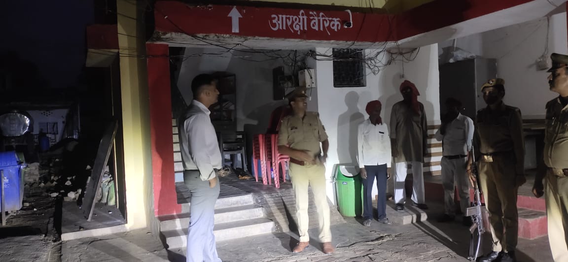 unnaopolice's tweet photo. श्री सिद्धार्थ शंकर मीना पुलिस अधीक्षक उन्नाव द्वारा थाना अचलगंज का औचक निरीक्षण कर थाना कार्यालय, महिला हेल्पडेस्क, CCTNS, भोजनालय, आरक्षी बैरक आदि को चेक किया गया। तत्पश्चात अभिलेखों की प्रविष्टियों को जांचा गया एवं सम्बंधित पुलिसकर्मियों को आवश्यक दिशा निर्देश दिये गये। https://t.co/m7YkfYrnHv