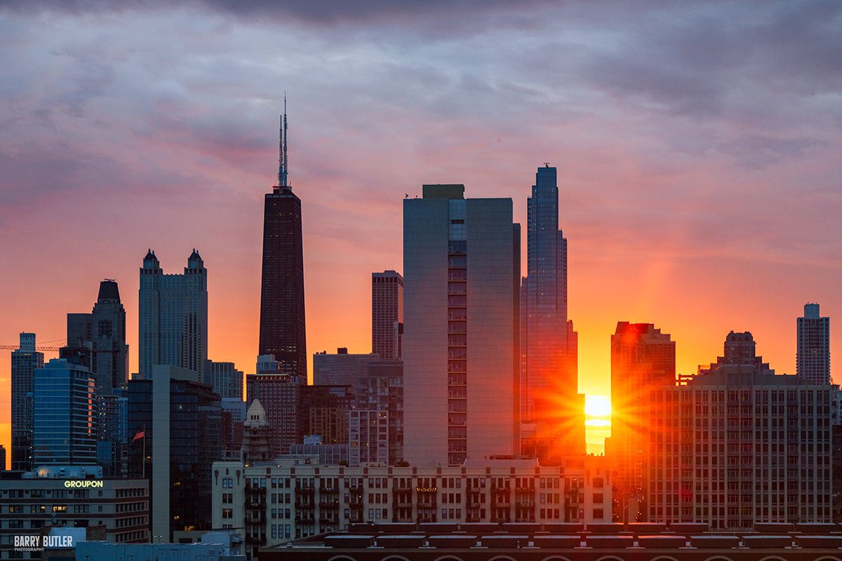 barrybutler9's tweet photo. Chicagohenge week is here!   Today's sunrise in Chicago as we approach the official Autumnal Equinox. #news #weather #chicagohenge https://t.co/tq6UMT4AoO