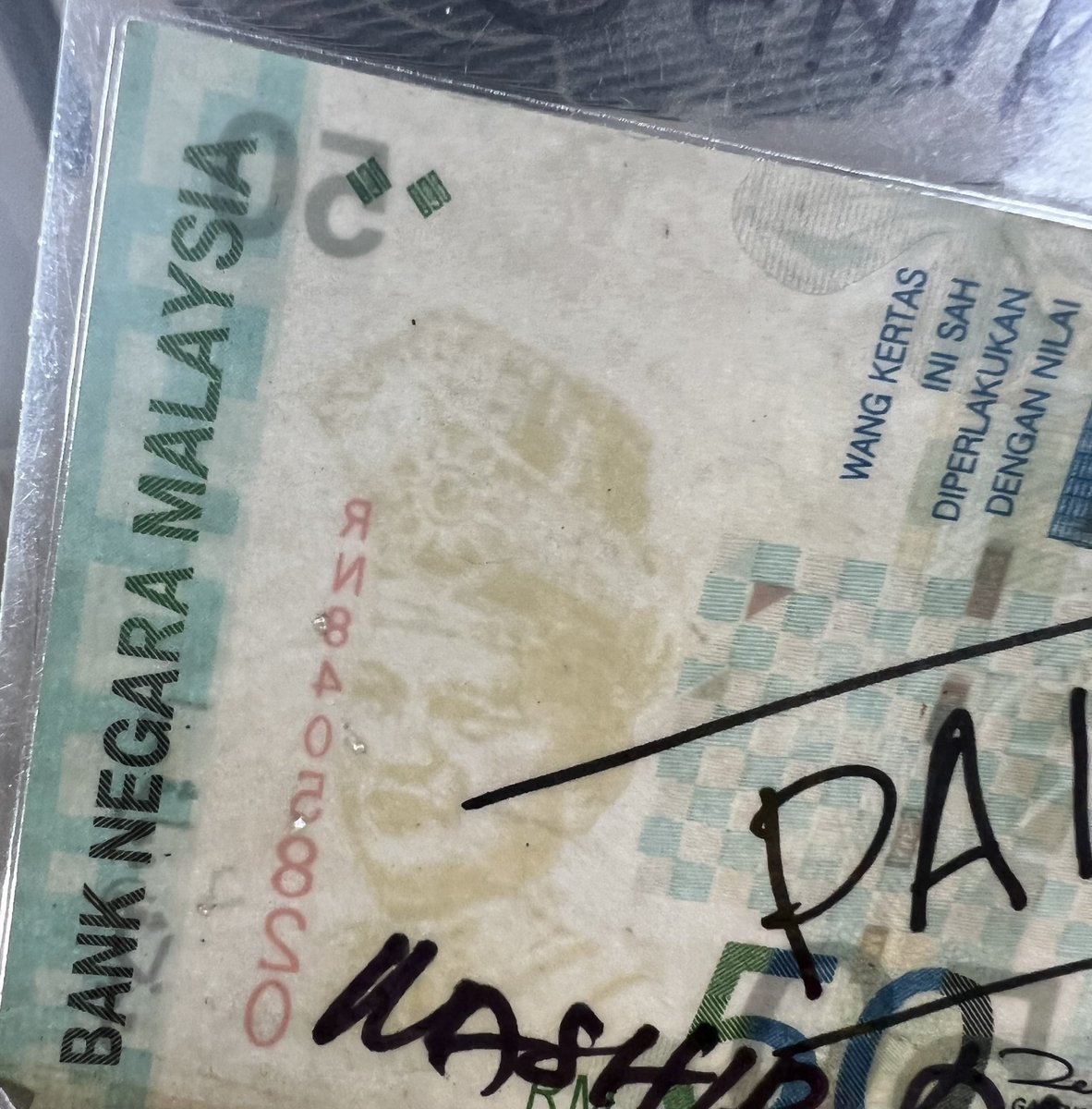 lalalolss's tweet photo. Kerja I hari-hari check duit palsu.
Sometimes customer pun tak tahu duit dia tu palsu, sebab dia pun dapat dari kedai lain.

Notes duit palsu selalunya RM100, RM50 &amp; RM20.

Dalam ni semua duit palsu, memang advanced. Bayang Agong pun ada.

Customer ambil baki pun perlu hati-hati. https://t.co/jnGBZ68Qko
