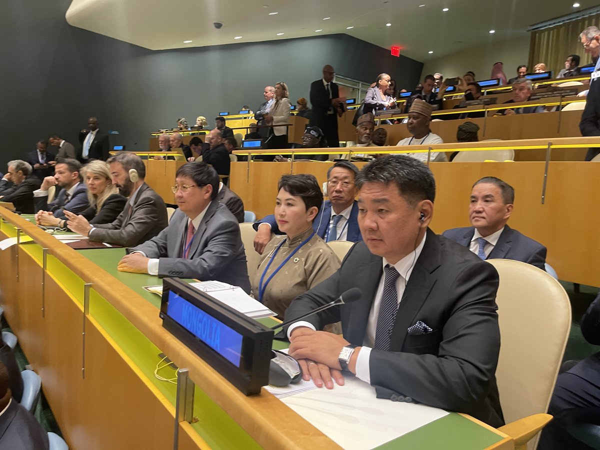 НҮБ-ын Ерөнхий Ассамблейн 78-р чуулганы нээлтийн ажиллагаанд Монгол Улсын Ерөнхийлөгч У.Хүрэлсүх оролцож байна. НҮБ-ын Ерөнхий нарийн бичгийн дарга Антонио Гутеррес:”…НҮБ-ын дүрэм, олон улсын хуулиудад нийцүүлэн дэлхий дахинд энх тайван тогтох ёстой…”