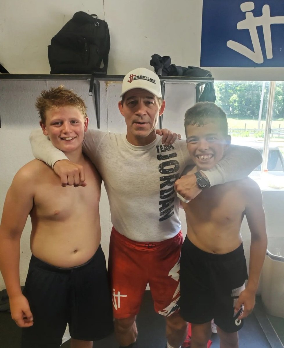 TheTrapMan73's tweet image. The two dudes have gone through it together for years as wrestling buds. Last night they took each others best shots on the turf. #RTElite #JordanTrained