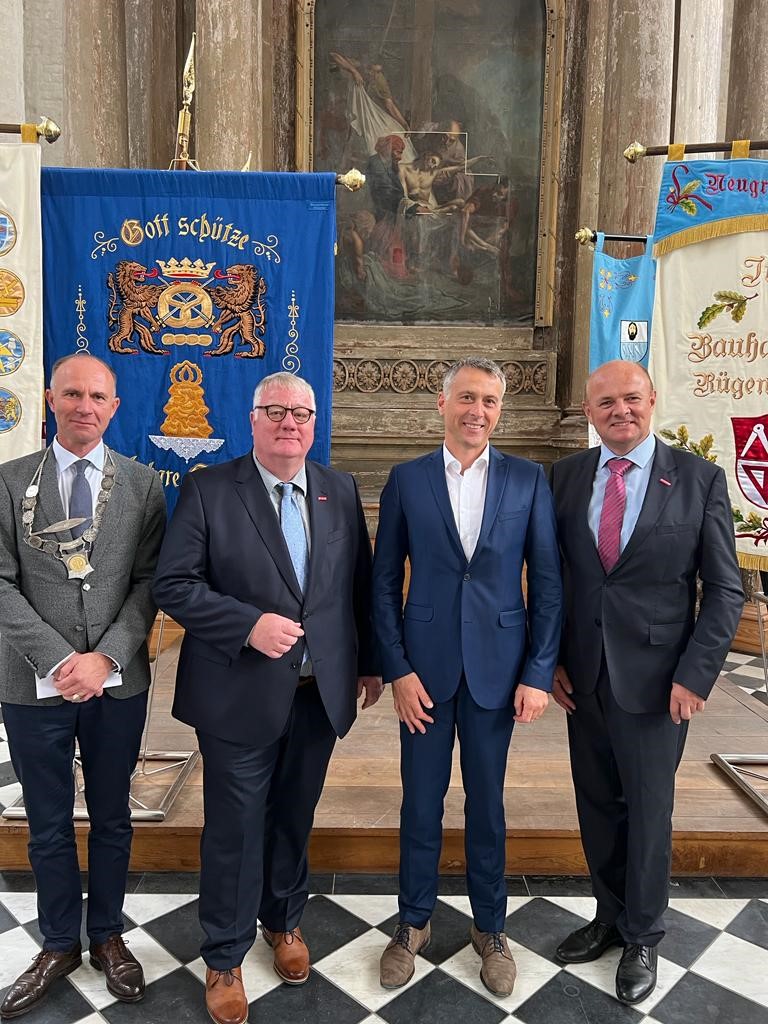 Sie ehrten heute im Rahmen der feierlichen Freisprechung in #Stralsund den fachlichen Nachwuchs: Kreishandwerksmeister Martin Ratzke, HWK-Präsident Axel Hochschild, Landrat Dr. Stefan Kerth und Geschäftsführer Uwe Amborsat von der Kreishandwerkerschaft.