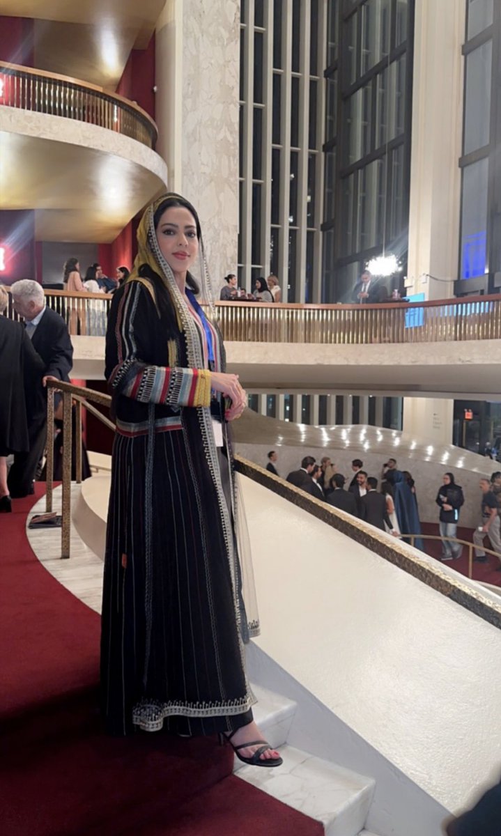 WejdanalmalkiF's tweet photo. الثوب الغامدي بالمنديل الأصفر من وسط الأوركسترا السعودية في نيوريورك ✨🇸🇦

-

-
الصورة لهوازن الغامدي المسؤولة عن الخطة الإعلامية ضمن مبادرة روائع الأوركسترا السعودية ، القطعة من بوتيك عهيد https://t.co/EBTFNSI1Vm