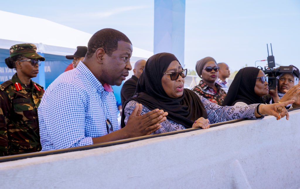 MusaJabil's tweet photo. Rais wa jamuhuri ya Muungano wa Tanzania Mh Dkt Samia Suluhu Hassan akimsikiliza waziri wa mifugo na uvuvi Mh Abdallah Ulega kuhusu vifaa mbalimbali vya kisasa vya uvuvi vilivyotolewa kwa wakazi wa kilwa leo tarehe 19 septemba 2023 https://t.co/3oiw6fYpLp