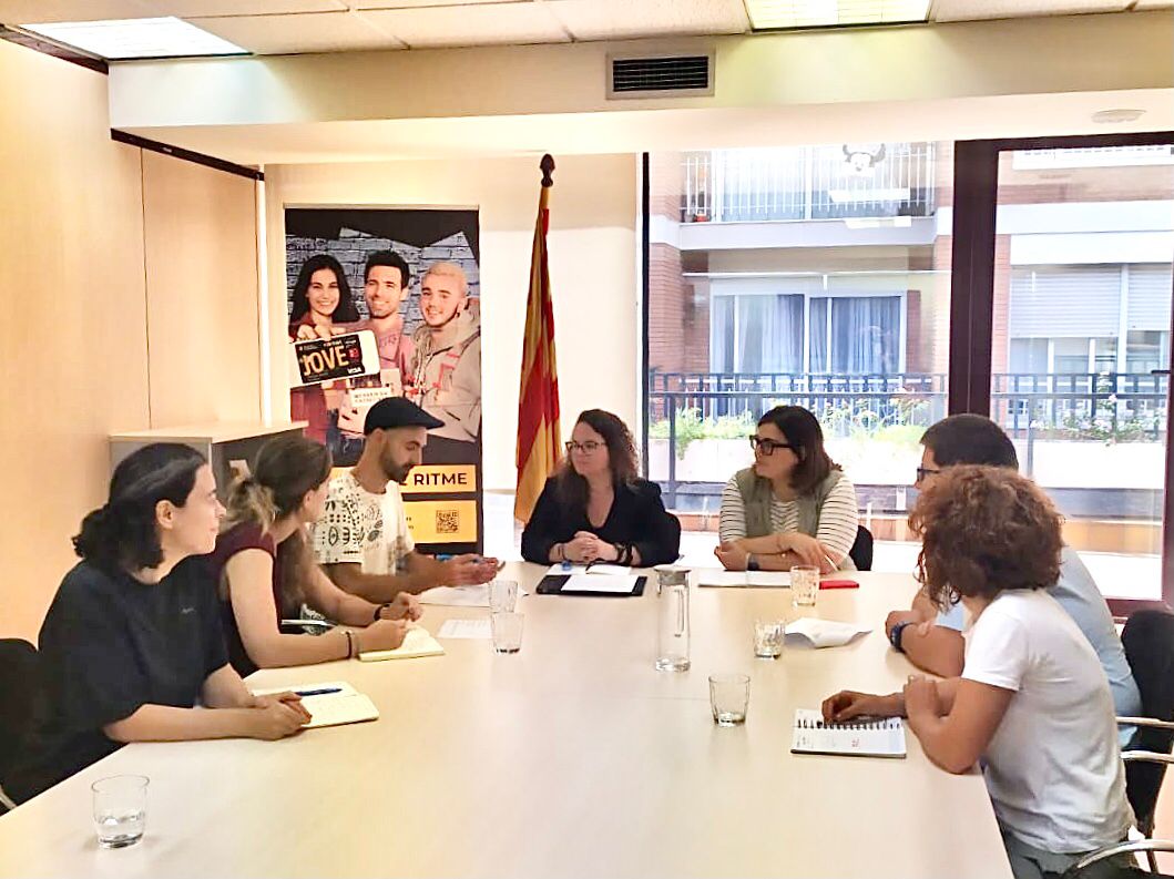 ACPJoventut's tweet image. Avui @LaiaGiros i @RutRibas de @joventutcat ens han rebut per fer la valoració de la campanya de #lleure d'aquest estiu.

➡️#professionalsdejoventut que treballen a diferents demarcacions han pogut exposar les seves inquietuds i han fet propostes de millora pel futur!