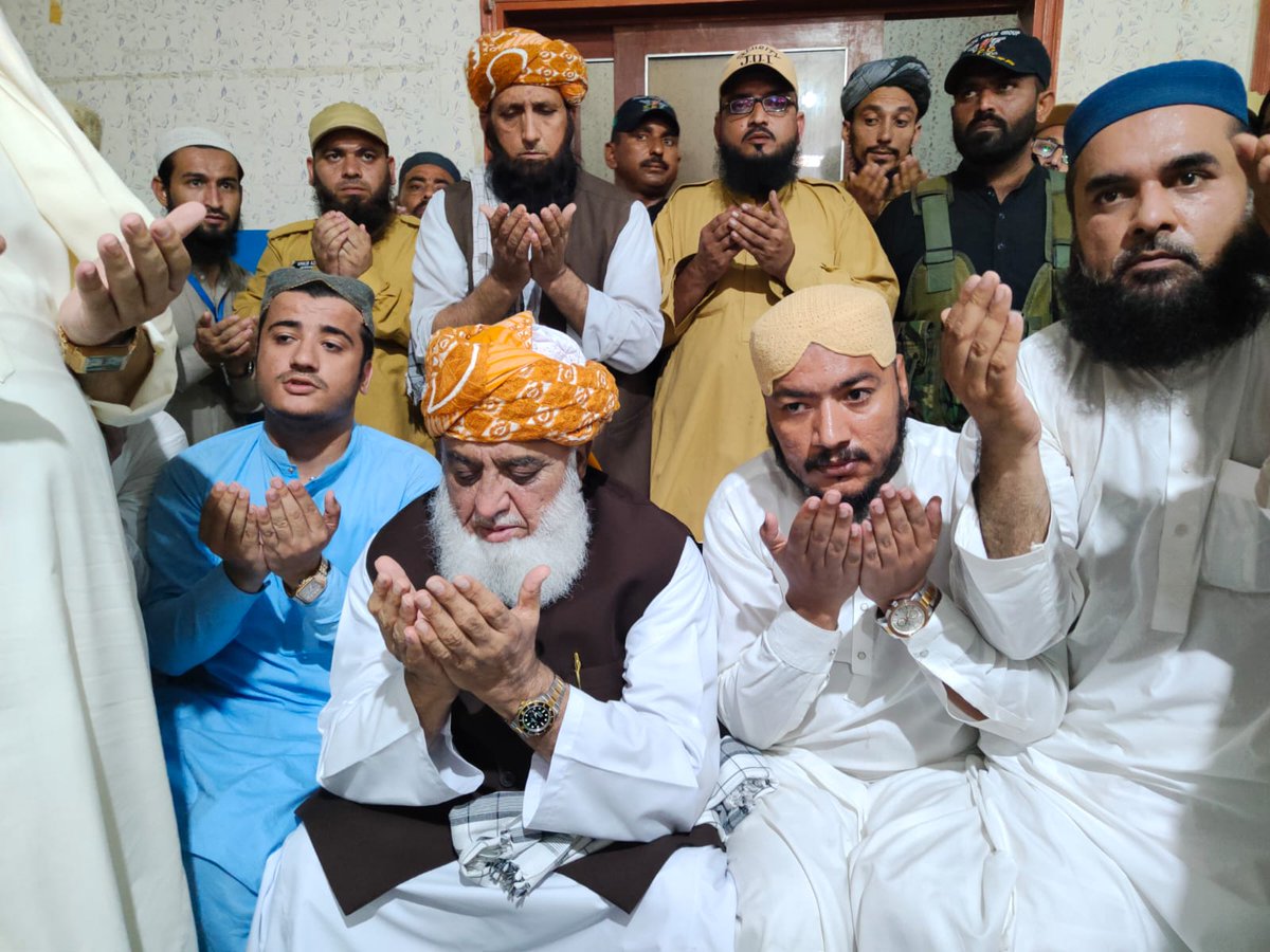 SoomroOfficial's tweet photo. کراچی : قائد جمعیت حضرت مولانا فضل الرحمان مدظلہ جے یوآئی کے سابق ایم پی اے حافظ محمد نعیم رح کے وفات پر بلدیہ ٹاؤن میں انکے لواحقین سے اظہار تعزیت کر رہے ہیں ۔۔
#TeamJUISindh https://t.co/xNXcjoJ2OW