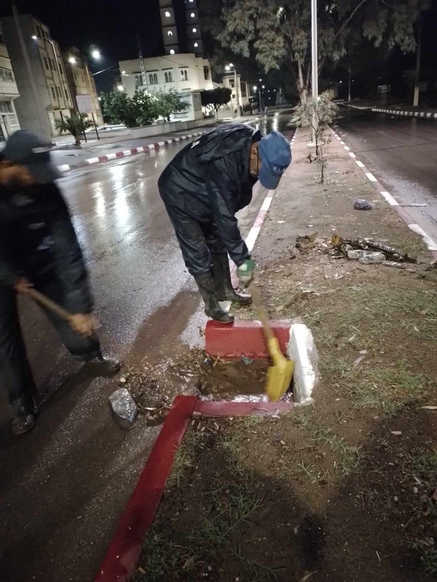 ahafsidz's tweet photo. نداء عاجل 
ضروي الحرص على تنظيف البالوعات  ومجاري الصرف الصحي  والتطهير الاستباقي للوديان تحسبا لفصل الشتاء

على كل مواطن المبادرة بالتبليغ  للجهات المعنية عن أي انسداد في ا��بالوعات أو  وجود مجاري مائية مسدودة في حيكم أو مدينكم 
🚨لا تستهينوا بانسداد البالوعات  حتى أمام منازلكم أو في أحيائكم 
#خليه_ينبح