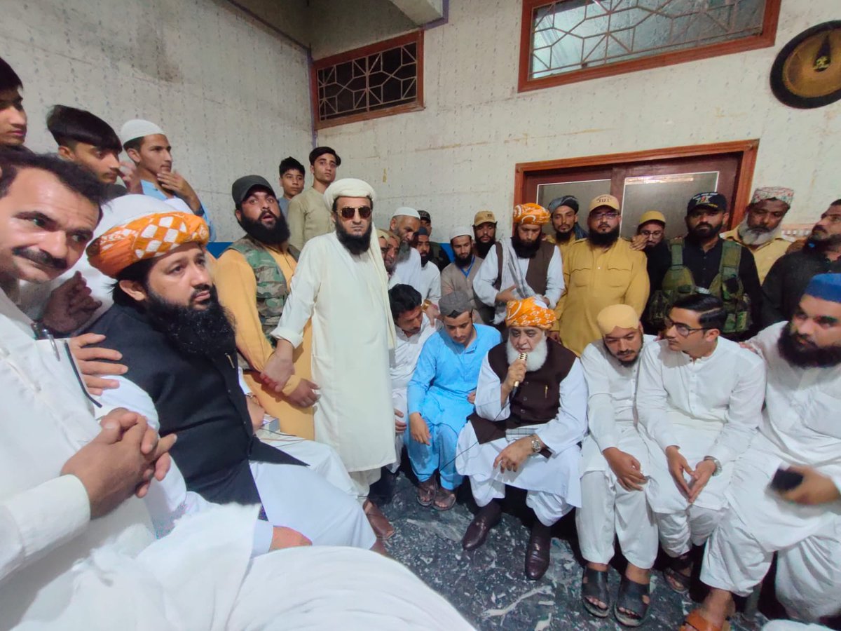 SoomroOfficial's tweet photo. کراچی : قائد جمعیت حضرت مولانا فضل الرحمان مدظلہ جے یوآئی کے سابق ایم پی اے حافظ محمد نعیم رح کے وفات پر بلدیہ ٹاؤن میں انکے لواحقین سے اظہار تعزیت کر رہے ہیں ۔۔
#TeamJUISindh https://t.co/xNXcjoJ2OW