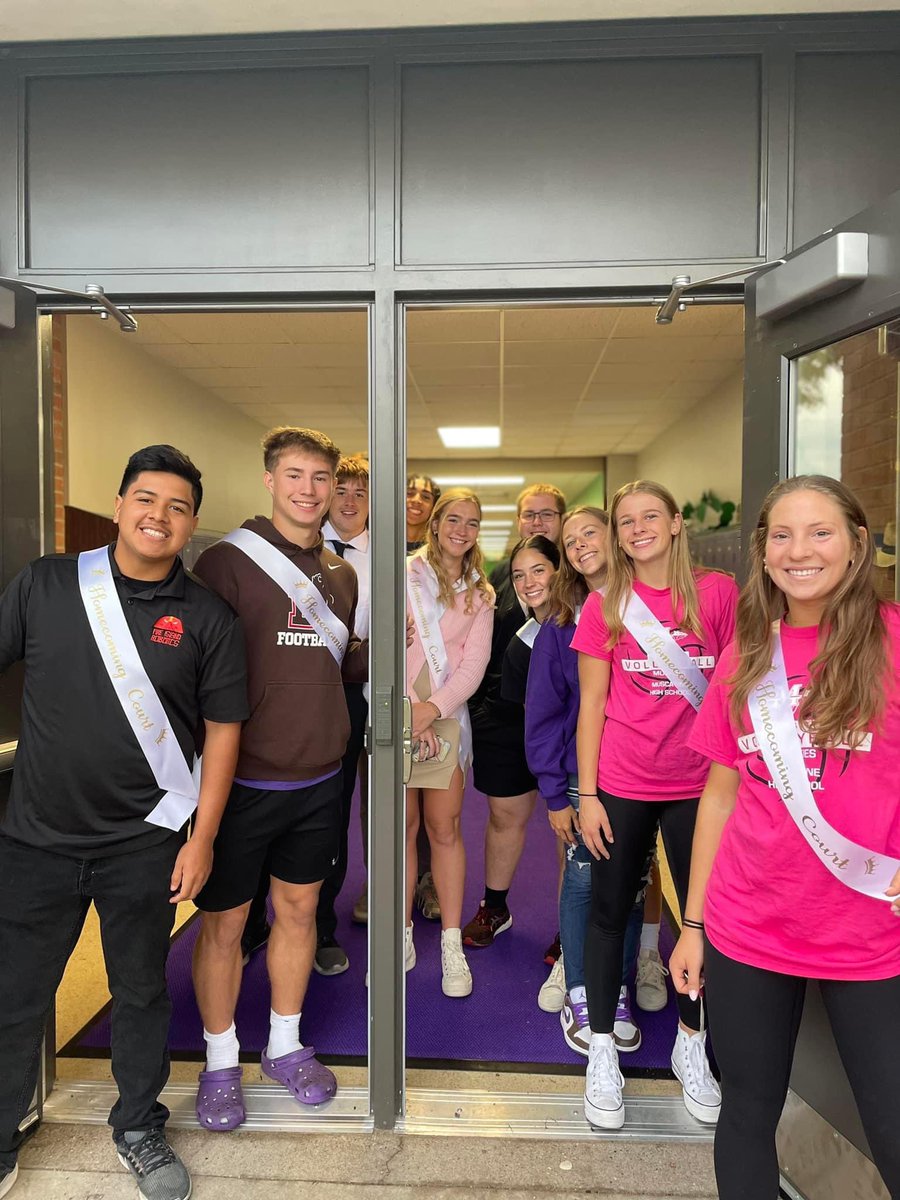 We 💜 seeing our #MuskieHomecoming court candidates visiting our elementary students at Mulberry! Great work, Muskies! 

#MuskieHoco #MuskieSchools <a href="/MuscatineHS/">Muscatine HS</a>