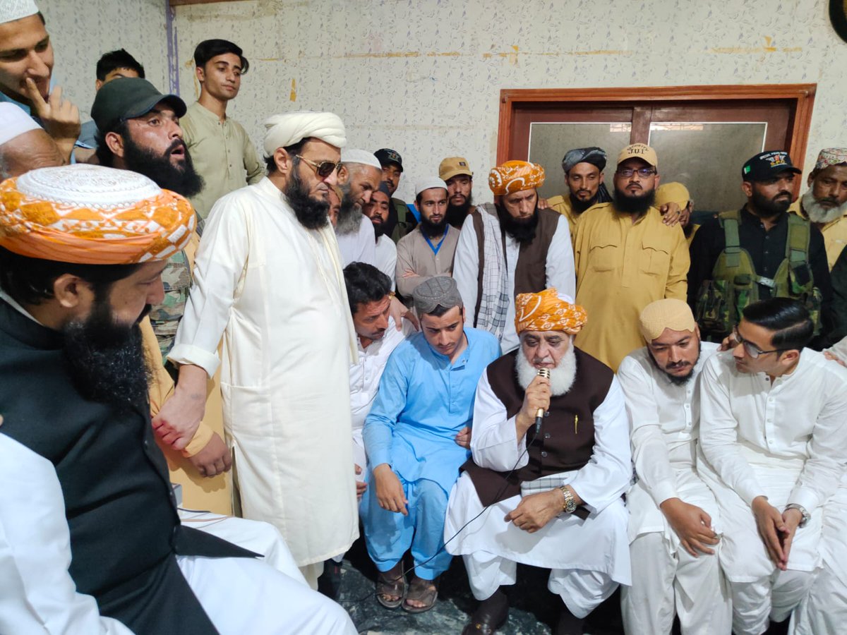 کراچی : قائد جمعیت حضرت مولانا فضل الرحمان مدظلہ جے یوآئی کے سابق ایم پی اے حافظ محمد نعیم رح کے وفات پر بلدیہ ٹاؤن میں انکے لواحقین سے اظہار تعزیت کر رہے ہیں ۔۔
#TeamJUISindh