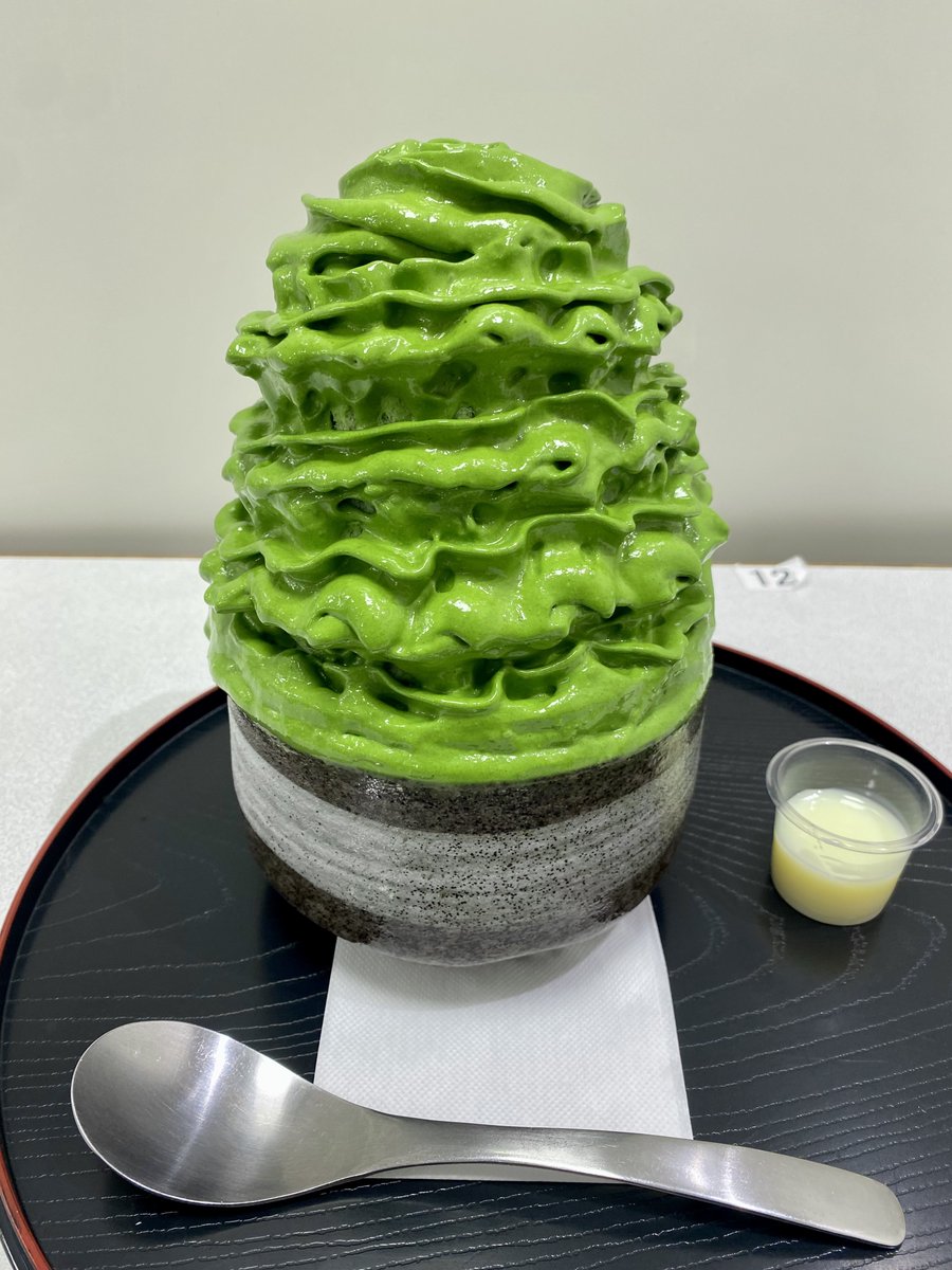 chiroru2014's tweet photo. エスプーマ氷で夏を締めくくり…。
ビジュアルのインパクト🫢

西尾の抹茶は風味も良く、中にも抹茶と小豆あんが入っており最後まで美味しく楽しめました🍧

ムース状のエスプーマかき氷を初めて食べれて、今日は愛知の食を満喫&amp;満腹🙏🏻

 #cafeLUKE https://t.co/6oPdrO5vzC