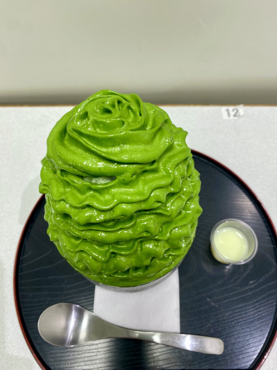 chiroru2014's tweet photo. エスプーマ氷で夏を締めくくり…。
ビジュアルのインパクト🫢

西尾の抹茶は風味も良く、中にも抹茶と小豆あんが入っており最後まで美味しく楽しめました🍧

ムース状のエスプーマかき氷を初めて食べれて、今日は愛知の食を満喫&amp;満腹🙏🏻

 #cafeLUKE https://t.co/6oPdrO5vzC
