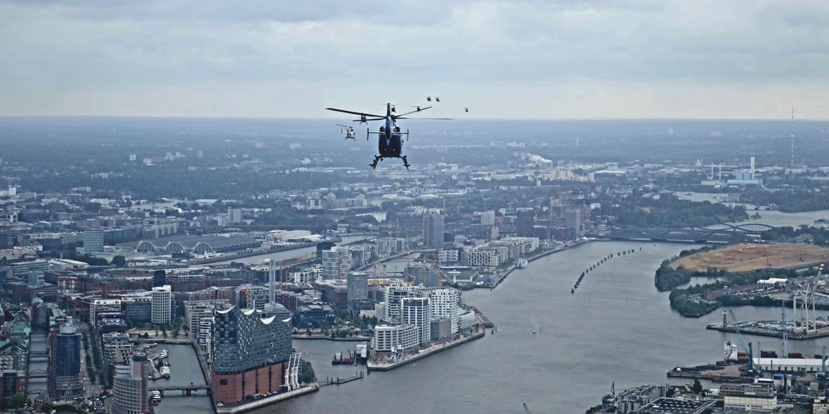 bpol_11's tweet photo. Nach dem gestrigen Start in die #Taktikwoche und Zwischenstopp in #Gifhorn erreichten die 12 #Hubschrauber des 42. Ausbildungslehrgangs zum späten Nachmittag letztendlich das erste Etappenziel #Hamburg. 

#42PIFT https://t.co/W5ppIOrUDd