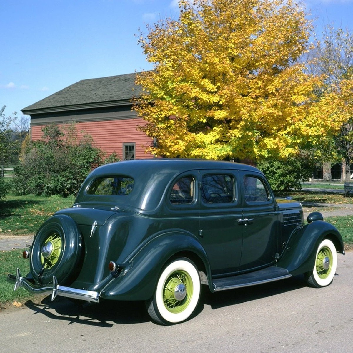 This 1935 Ford Model 48 will be joining us this year as part of the "Cars of Honoree" class! ⁣⁣

Join us September 23 for the Detroit Concours d'Elegance. Price increase Thursday, September 21. Grab your tickets today: bit.ly/3MfhYvy.