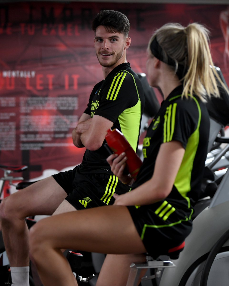 ArsenalWFC's tweet photo. Declan Rice x Leah Williamson 🏴󠁧󠁢󠁥󠁮󠁧󠁿 https://t.co/OvzZDFlYjU