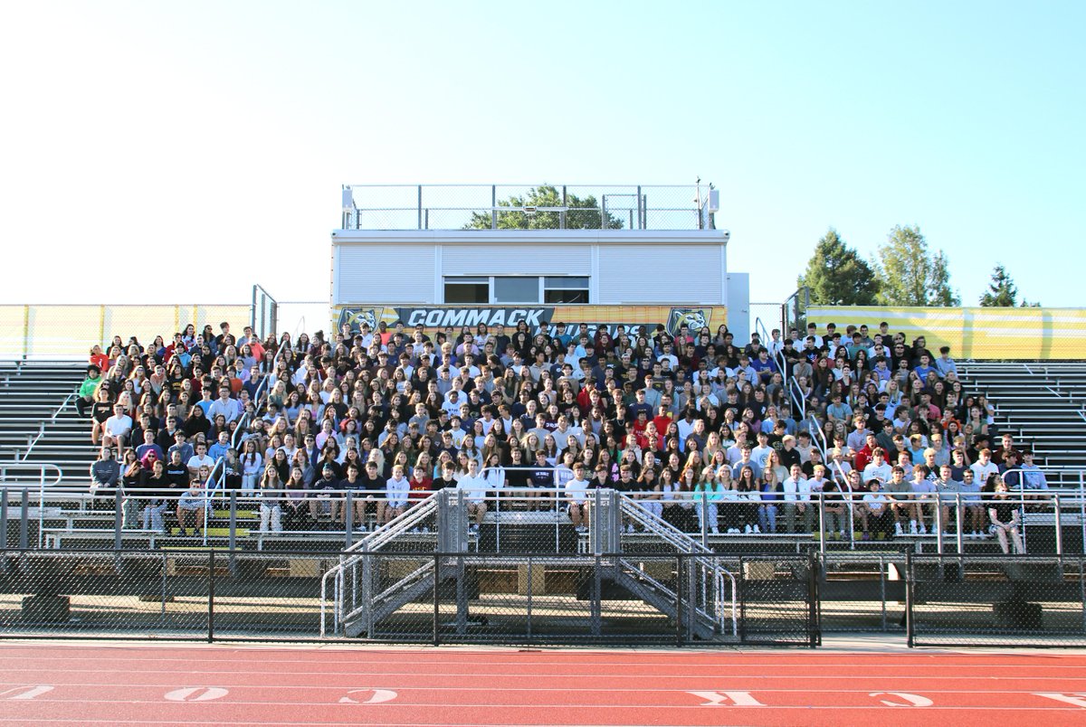 CommackSchools's tweet photo. Seniors gathered today for a rite of passage - the class photo! The first of many more memorable experiences for the #Classof2024
#CommackHighSchool #CommackSchools #ClassPicture #Senior #Mack #Cougars https://t.co/ixso8bCBd6