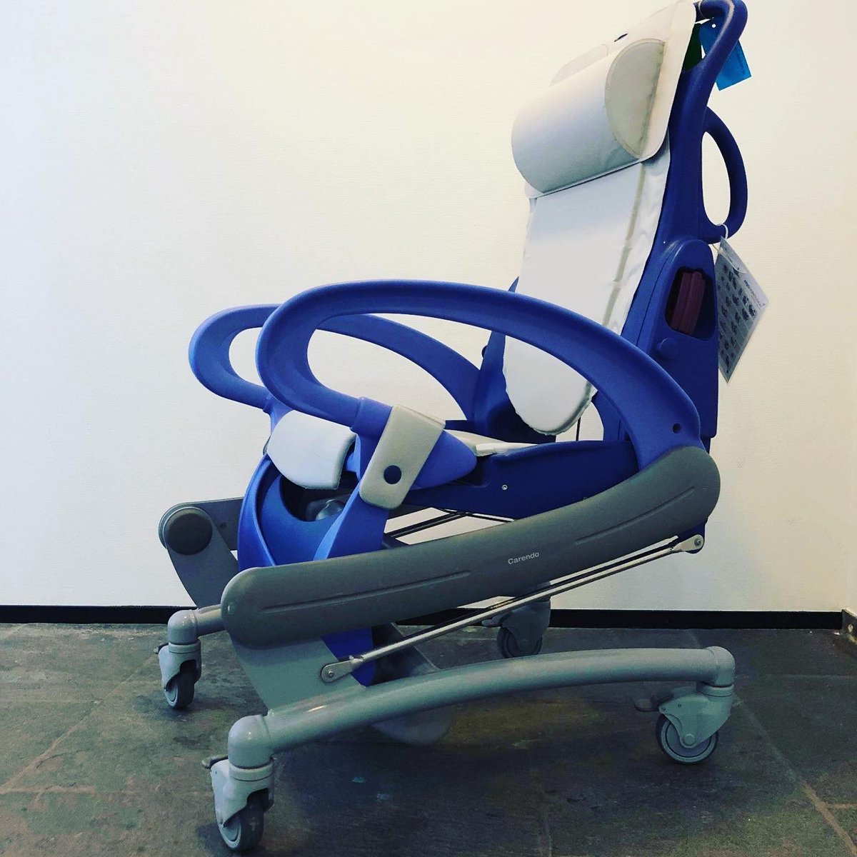 beschikbaar voor mensen met ALS, PLS of PSMA. De Carendo Douchestoel, met hoog laag en kantelfunctie.
Interesse? Ga naar de website: alsopdeweg.nl/hulpmiddelen-c…
#ergotherapeut #ergotherapie #fysiotherapeut #fysiotherapie #als #zorg #aangepastwonen #revalidatie #behandelteam #douchen