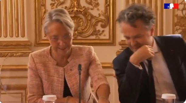 bazouzabou's tweet photo. @caissesdegreve @SecoursPop est ce digne d'un ministre (deux là ) de rire après avoir présenté le #Pactedessolidarites ? c'est quel niveau de mépris ? https://t.co/d6DWOmq8Ox