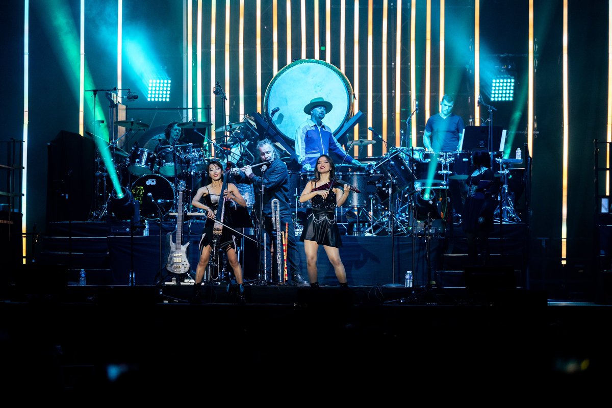 Mari_cello's tweet image. Hello Berlin! Tonight is Two Steps From Hell Tour show #3 ! Stage Photo by @danielstudiorec @2sfhlive ベルリンにてコンサートです。

#cello #cellist #twostepsfromhell #music #tour