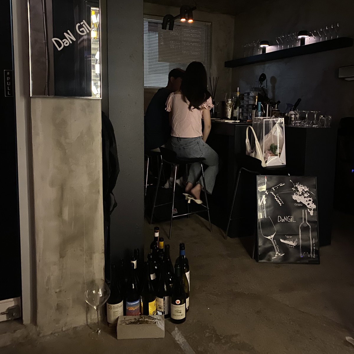 foolsday91's tweet photo. ใครไปซังซูดึกๆลองไปร้านDangil นี่เจอแบบงงๆ wine barเล็กๆสีดำแต่อบอุ่นมาก คุณเชฟทำเองทุกอย่างเลย ราคาโอเค อาหารดี ชอบมากๆๆๆ #รีวิวเกาหลี https://t.co/TccgFUzo7b