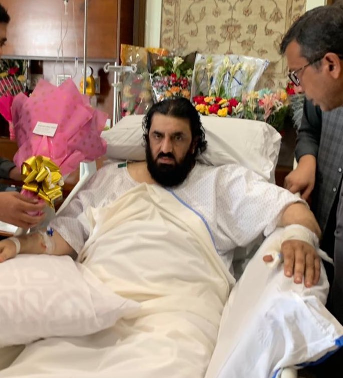 hinaparvezbutt's tweet photo. مریم بی بی نے دہشتگردانہ حملے میں زخمی ہونے والے JUI کے رہنماحافظ حمداللہ صاحب کیلئے پھولوں کا تحفہ بھجوایا۔ اللہ حافظ حمداللہ صاحب کو جلد صحتیاب کرے آمین https://t.co/crpsCgOCX7