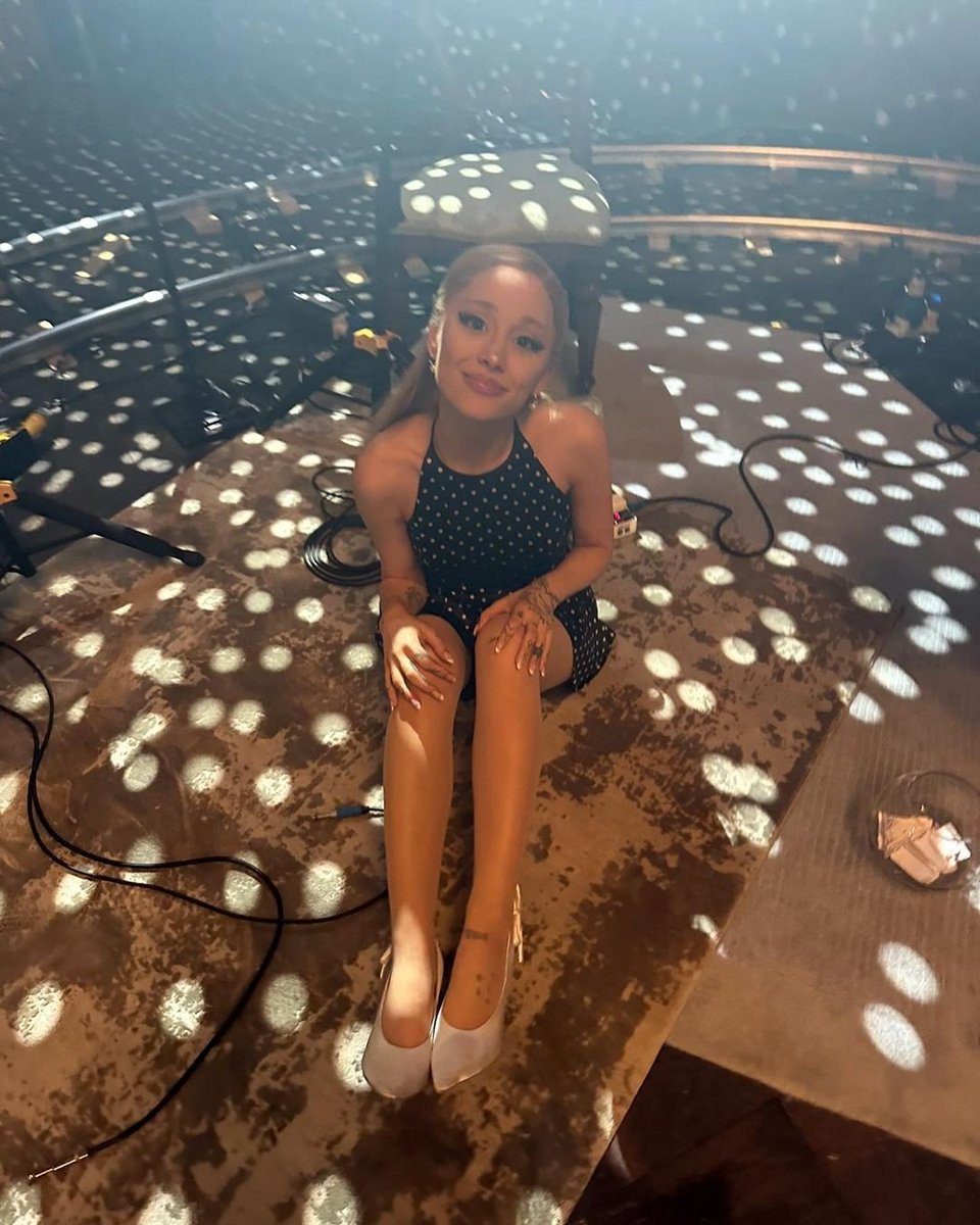 swantener's tweet photo. i miss the #10YearsOfYoursTruly week so much.. 
i loved how we were all so excited, setting our alarms to wake up early in the morning, waiting for ariana to post, how we were confused after some time with the time, our reactions with the videos.. 🫧
i just miss it so much ☁️ https://t.co/QpwJn8o6Qe