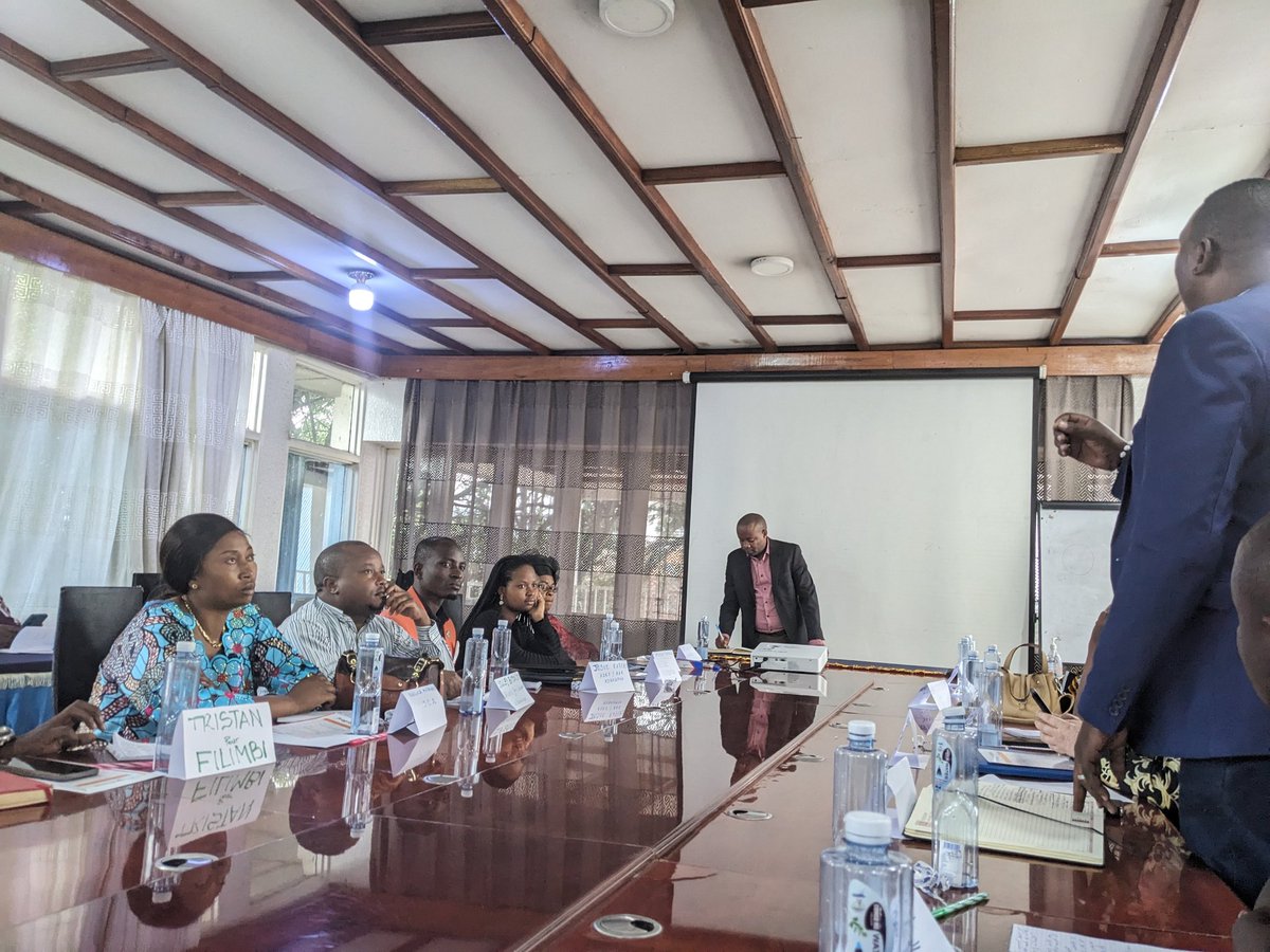 ghislainbarak's tweet photo. #RDC: Femmes et élections: Qlles stratégies pr mobiliser la communauté en faveur de la femme.
Discussion et débat au Café citoyen par Protection Internationale à Goma. Réunis: leaders d'opinion, candidates députés et regroupements politiques.
@aidprofenasbl 
@luchaRDC @cenirdc https://t.co/1r0DjxeVAc