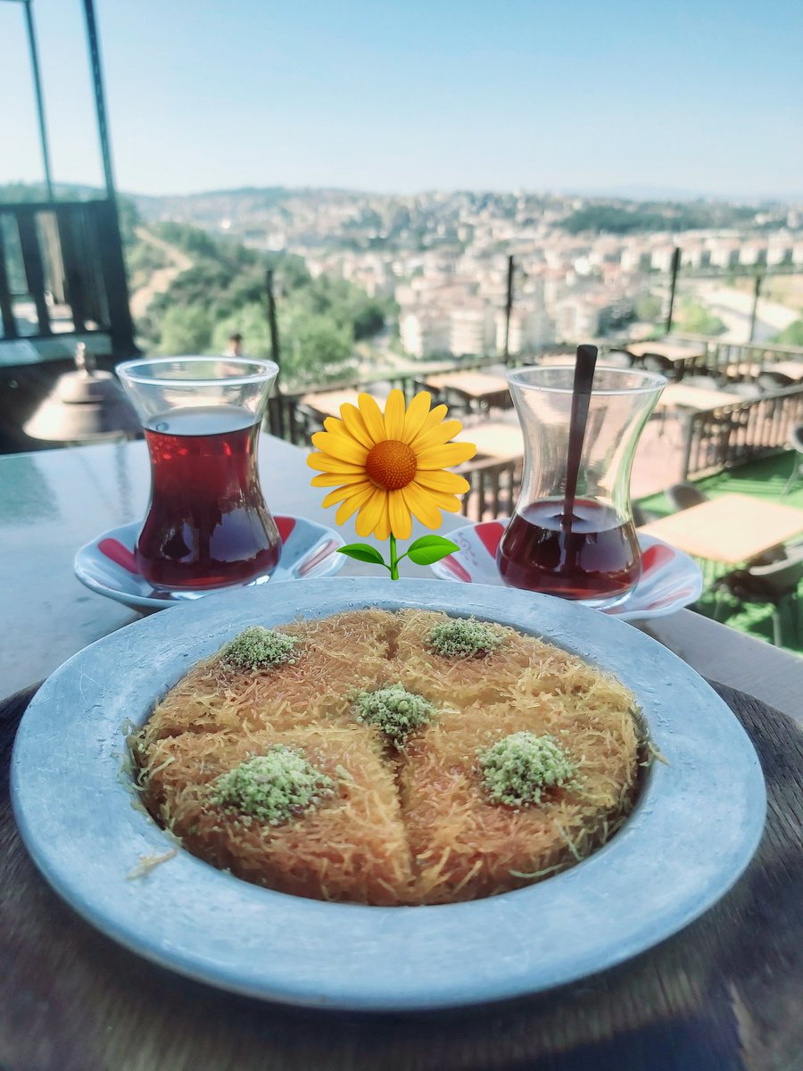 Zeynep95413221's tweet photo. Zaman kısa bu yüzden sahip çıkın..
Emeğinizi
İyi niyetinizi
Gülümsemenizi ve mutluluğunuzu çaldırmayın ..
Künefe karşılığı öğlen arası dert dinlenir 🤭😁😄
#vaktikeyif
#bursa
#doburca 🌺🌺 https://t.co/4q16DVDLqa