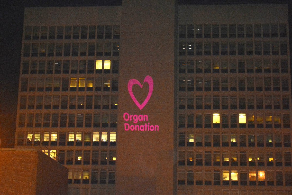 #OrganDonation logo projected onto Victoria Hospital in Kirkcaldy <a href="/nhsfife/">NHS Fife</a> Looks great 🩷 #OrganDonationWeek