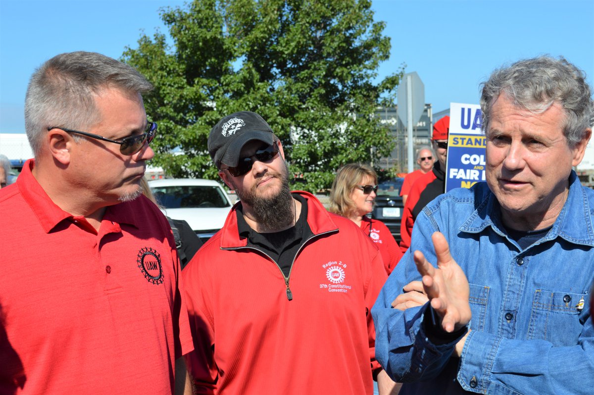 UAW's tweet photo. .@SenSherrodBrown walked with striking UAW Local 12 members in Toledo, OH. Thank you for supporting our members and the working class in this fight! 

#StandUpUAW https://t.co/3VRKluSjng