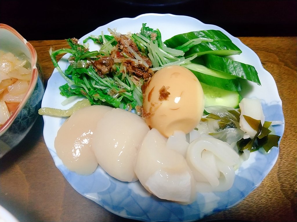 Lotus_Bangohan's tweet photo. 遂に発見！シャインマスカット500円！(ラピュタは本当にあったんだ的な)。気が狂いそうにクソ暑いだけで鬱陶しかった夏の唯一の産物。

玉ねぎとウインナー炒め(謎)
水菜のおひたし
キュウリのぬか漬
煮卵
イカとホタテ
ご飯
なめこのみそ汁

#おうちごはん
#映えないボクの晩ごはん https://t.co/fv79VQXOee