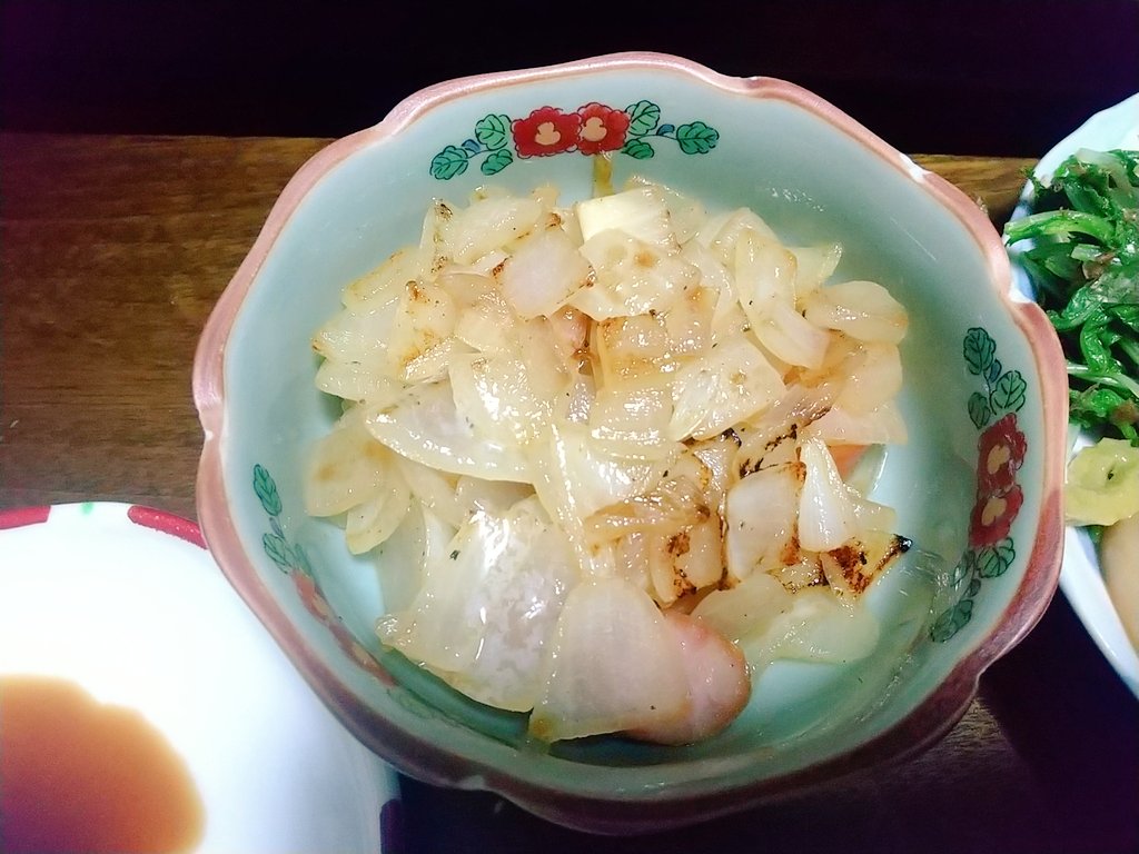 Lotus_Bangohan's tweet photo. 遂に発見！シャインマスカット500円！(ラピュタは本当にあったんだ的な)。気が狂いそうにクソ暑いだけで鬱陶しかった夏の唯一の産物。

玉ねぎとウインナー炒め(謎)
水菜のおひたし
キュウリのぬか漬
煮卵
イカとホタテ
ご飯
なめこのみそ汁

#おうちごはん
#映えないボクの晩ごはん https://t.co/fv79VQXOee