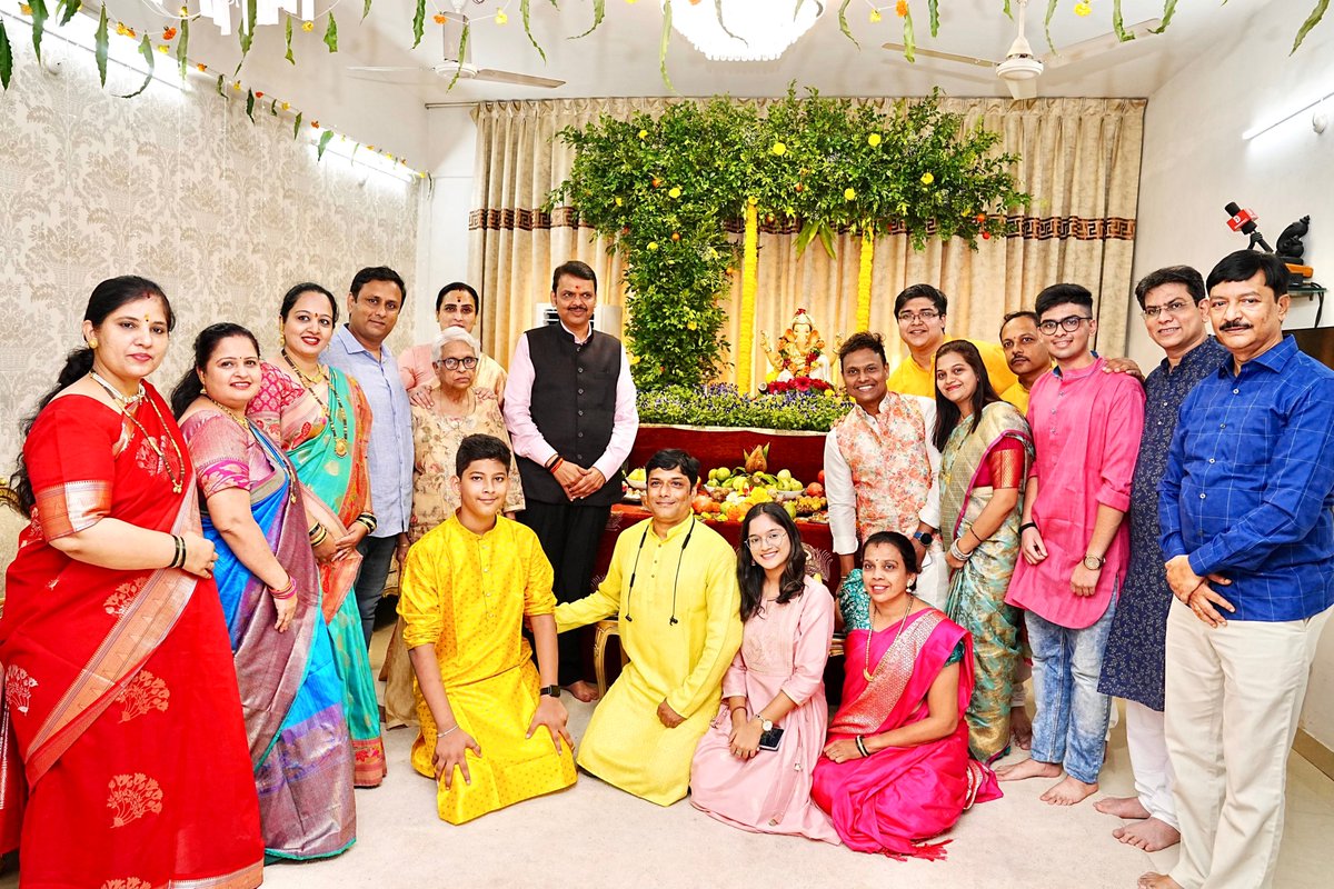 Dev_Fadnavis's tweet photo. 🕓 4.15pm | 19-9-2023 📍 Mumbai | संध्या. ४.१५ वा. | १९-९-२०२३ 📍 मुंबई

भाजपा महिला मोर्चा प्रदेशाध्यक्षा श्रीमती चित्राताई वाघ यांच्या निवासस्थानी त्यांची भेट घेऊन श्री गणेशाचे दर्शन घेतले. मनोभावे पूजा केली आणि गणरायाकडे सर्वांच्या मांगल्याची कामना केली.  
@ChitraKWagh
#GaneshChaturthi #GanpatiBappaMorya #ganeshchaturthi2023 #पर्यावरणपूरकगणेशोत्सव #Bappa #GaneshChaturthi2023 #ganeshchaturthi #गणपतीबाप्पामोरया #Maharashtra